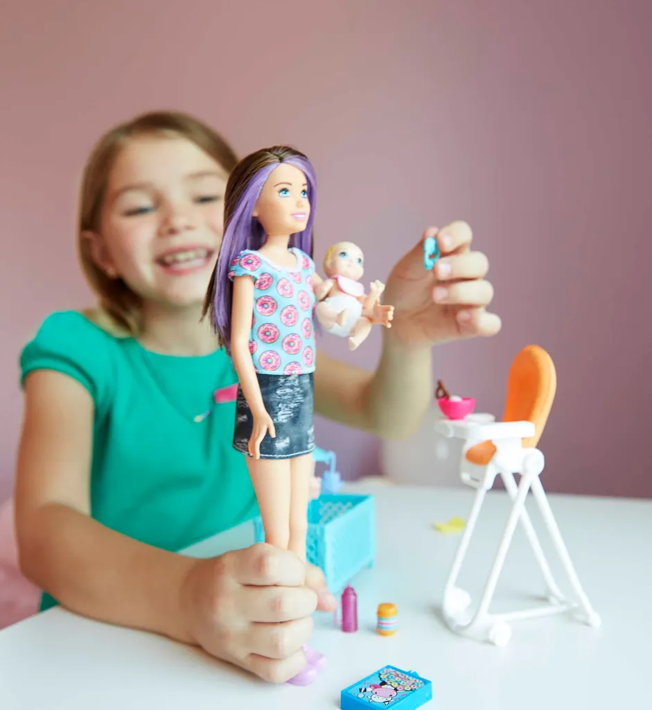 Barbie Skipper Babysitter Puppe (brünett), Spielset Mit Baby-Puppe & Hochstuhl – Bild 2
