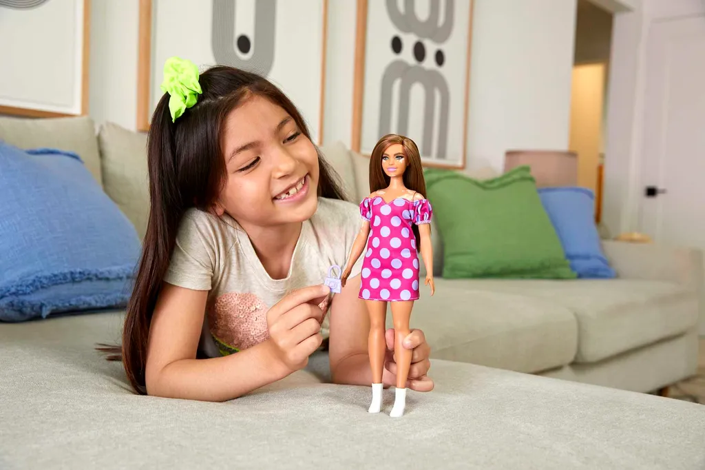 Barbie Fashionistas Puppe (Vitiligo) Im Schulterfreien Polka Dot Kleid – Bild 5