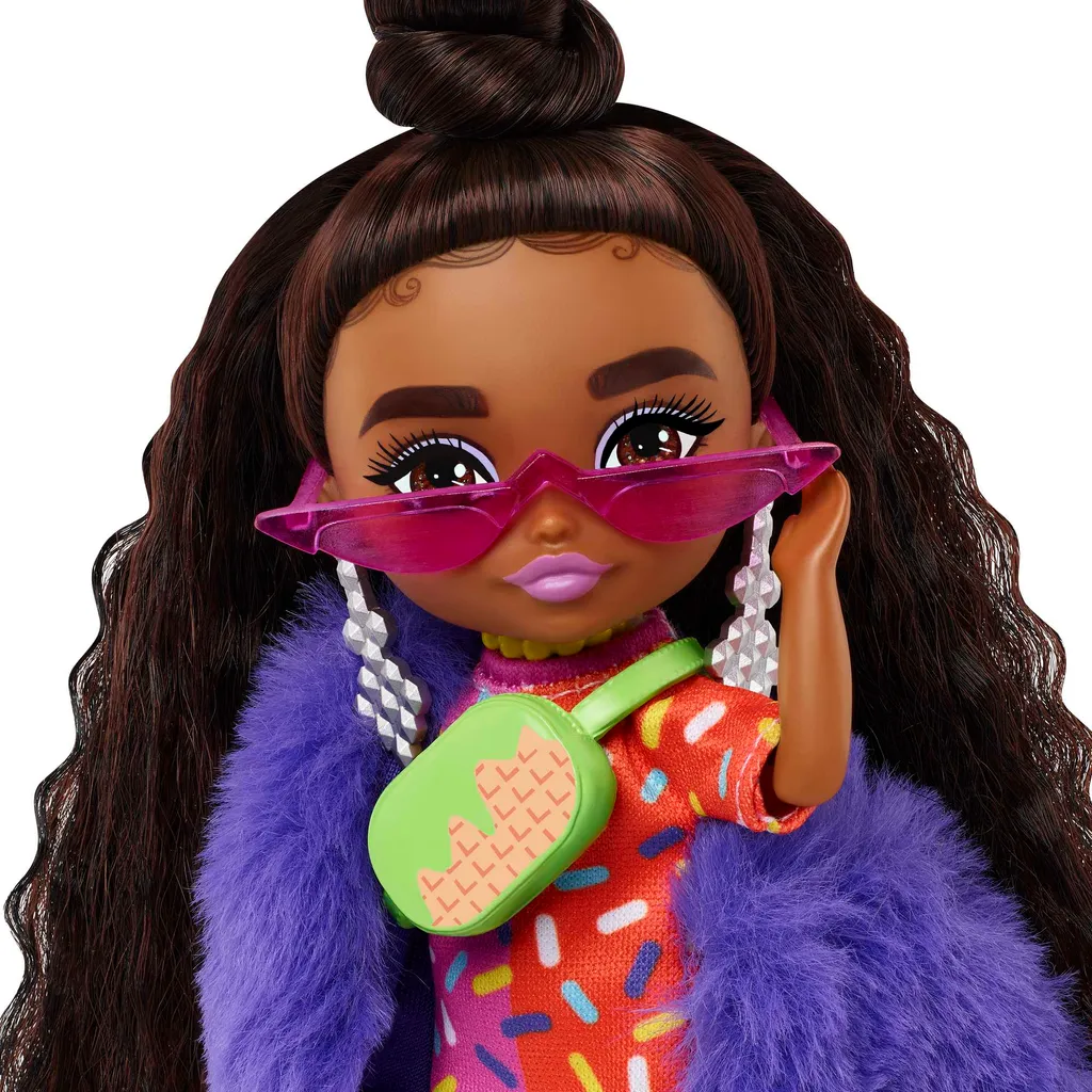 Barbie Extra Minis-Puppe (ca. 14 Cm) Mit Moden, Accessoires Und Puppenständer – Bild 4