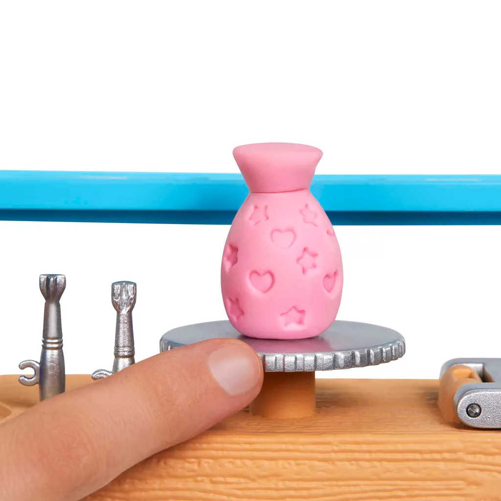 Barbie Wellness Kunst- & Kreativ-Atelier, Barbie-Puppe (ca. 30 Cm), über 25 Kreative Zubehörteile Für Töpfern Und Malerei, Für Kinder Von 3 Bis 7 Jahren – Bild 4