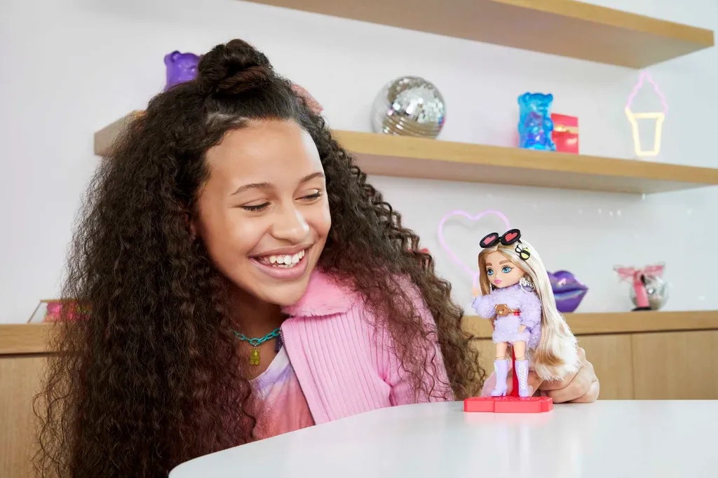 Barbie Extra Mini Puppe (Blonde Pigtails Purple Hoodie) – Bild 3