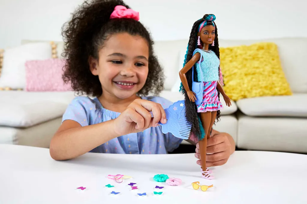 Barbie Totally Hair Puppe Im Schmetterlingslook, 21,6 Cm Lange Haare, 15 Zubehörteile, Ab 3 Jahren – Bild 2