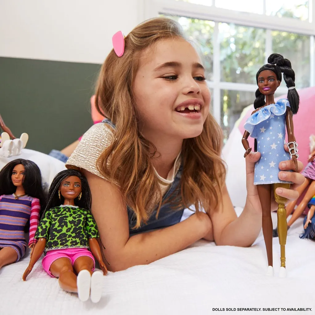 Mattel Barbie Fashionistas Puppe Schwarzhaarig Mit Beinprothese – Bild 5