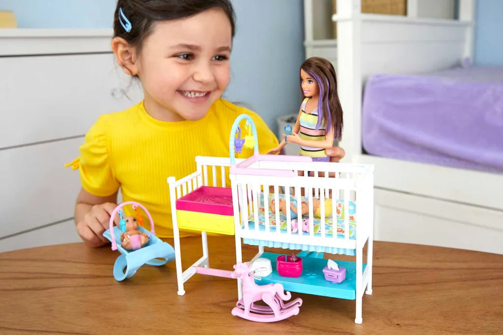 Barbie Skipper Babysitter Puppe (brünett), Kinderzimmer-Spielset Mit Baby-Puppen – Bild 2